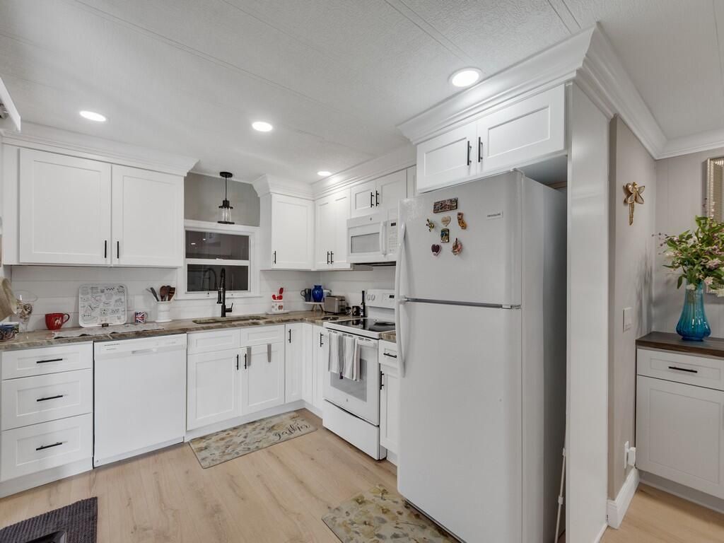 309 NE Pinelake Village Boulevard, Jensen Beach, FL 34957 Photo