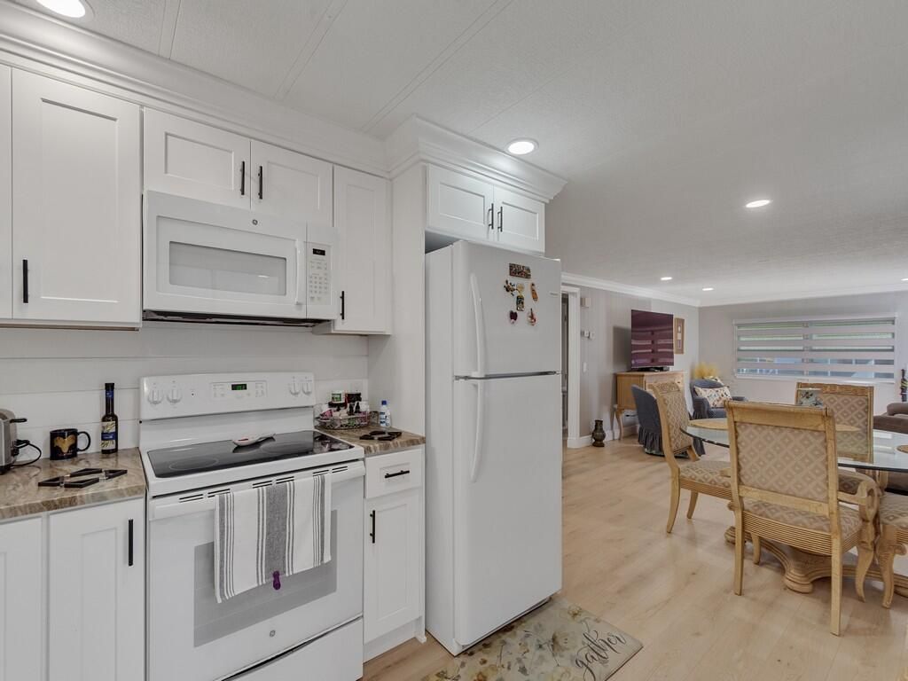 309 NE Pinelake Village Boulevard, Jensen Beach, FL 34957 Photo