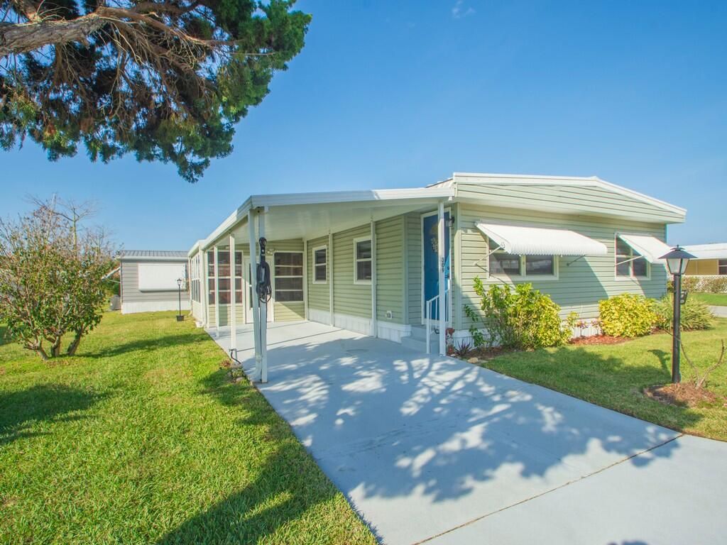 309 NE Pinelake Village Boulevard, Jensen Beach, FL 34957 Photo