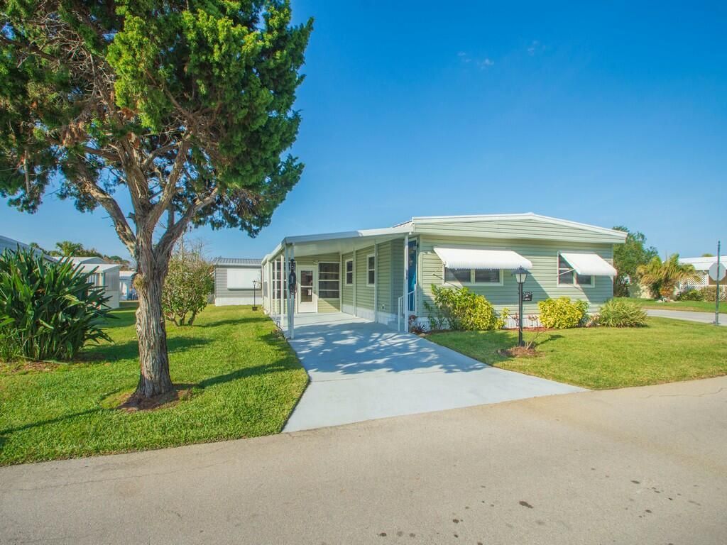 309 NE Pinelake Village Boulevard, Jensen Beach, FL 34957 Photo
