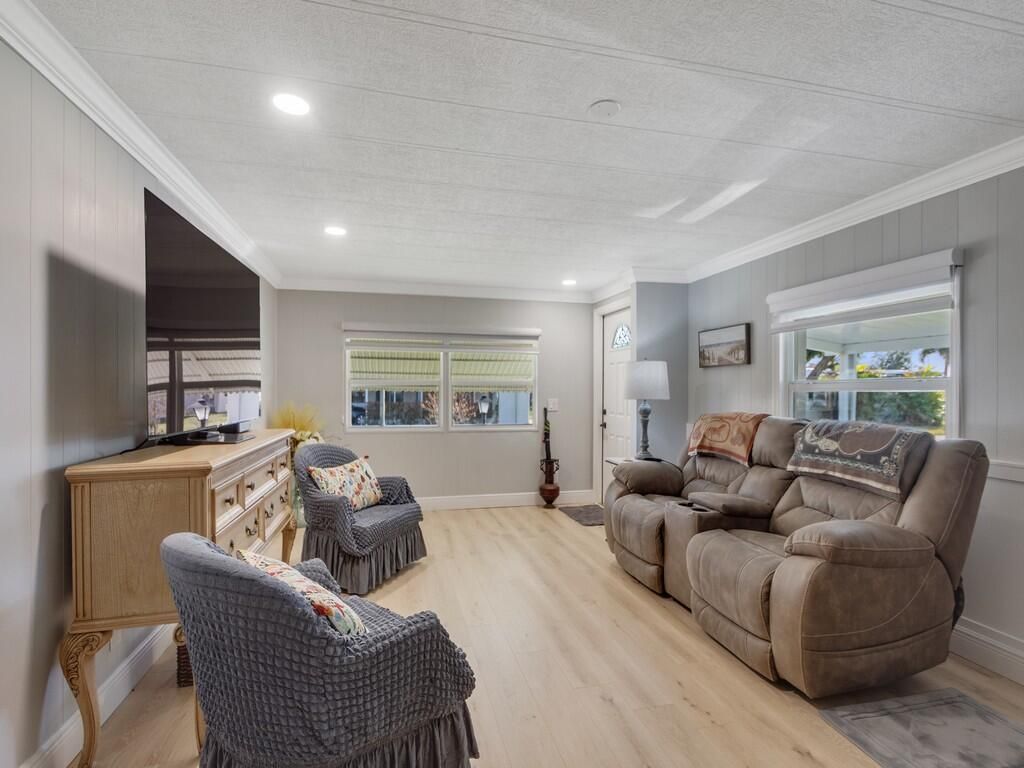 309 NE Pinelake Village Boulevard, Jensen Beach, FL 34957 Photo