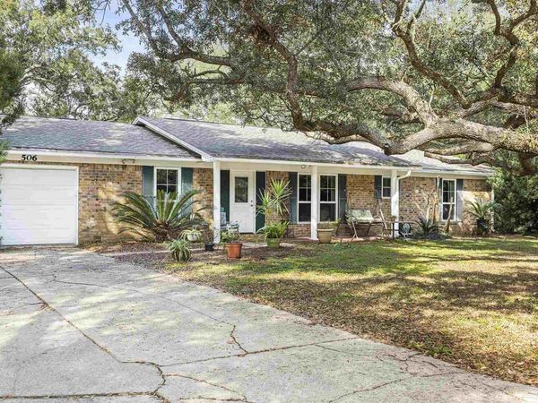 506 Fairpoint Dr, Gulf Breeze, FL 32561