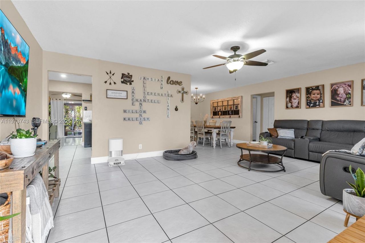 9417 NW 72nd St, Tamarac, FL 33321 Photo