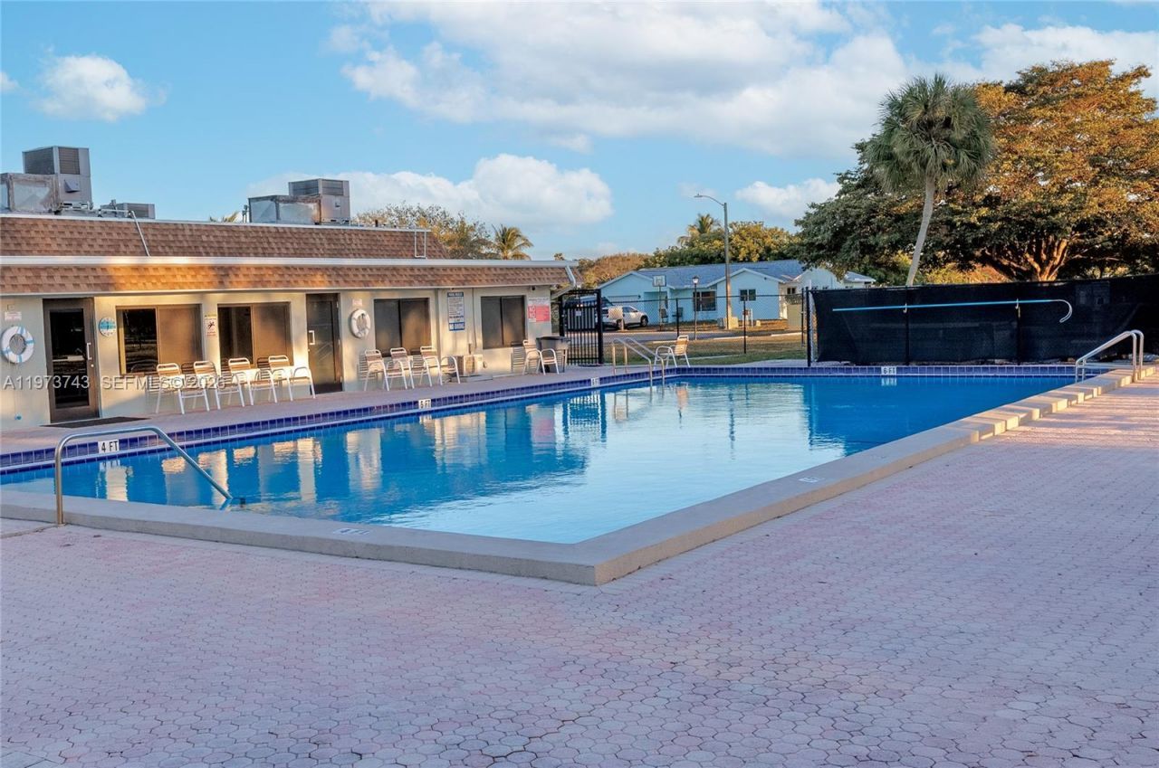 9417 NW 72nd St, Tamarac, FL 33321 Photo