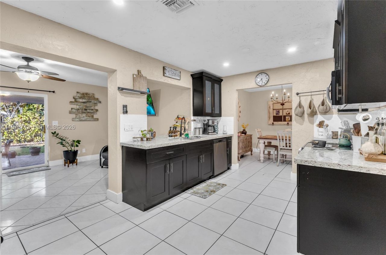 9417 NW 72nd St, Tamarac, FL 33321 Photo