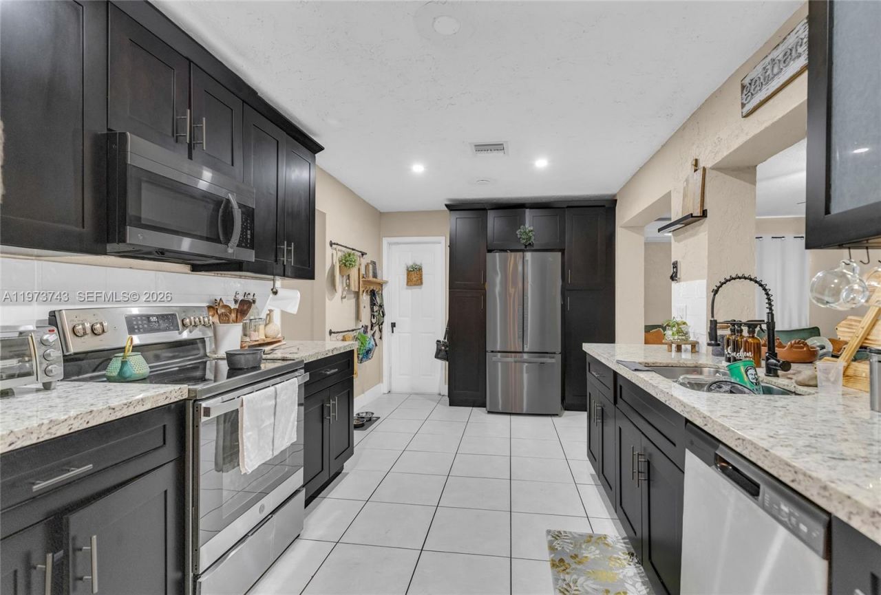 9417 NW 72nd St, Tamarac, FL 33321 Photo