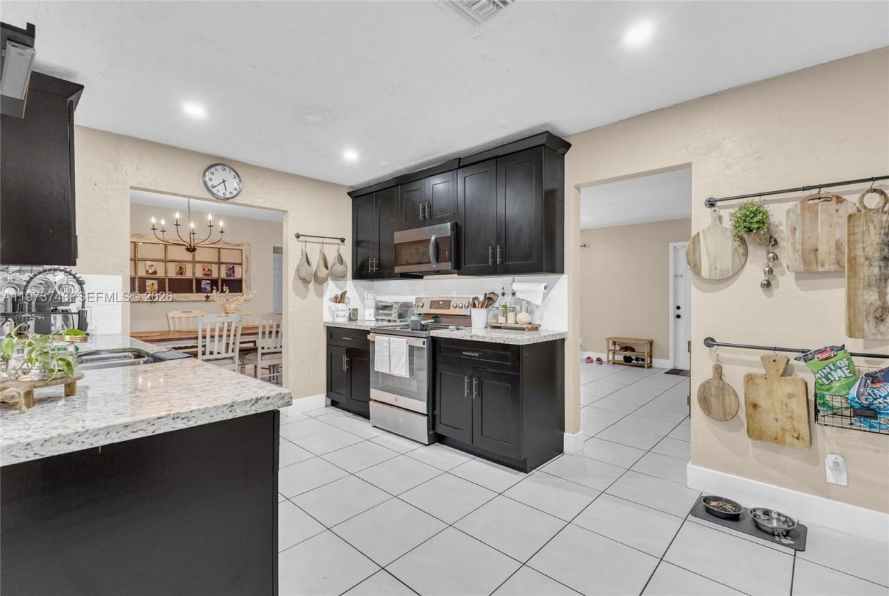 9417 NW 72nd St, Tamarac, FL 33321 Photo