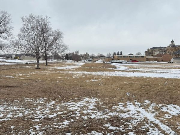 1005 W 13th Street , Vinton, IA 52349