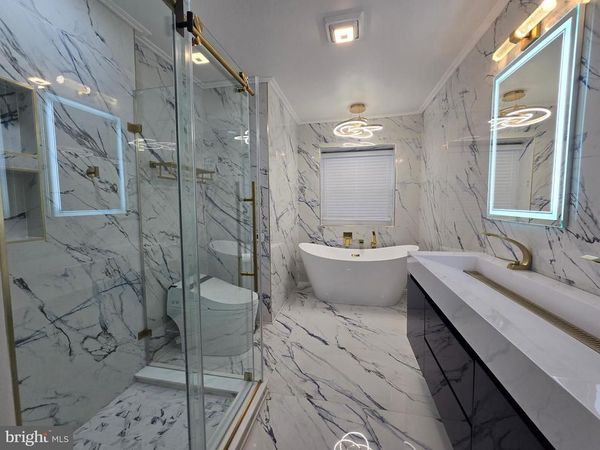 2 LAUREL CIRCLE, NEWTOWN, PA 18940