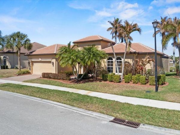 814 SW Saint Julien Court, Port Saint Lucie, FL 34986