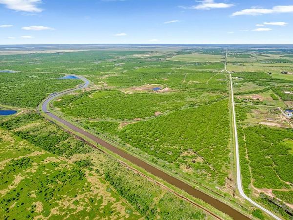 6213 Headquarters Road , Iowa Park, TX 76367