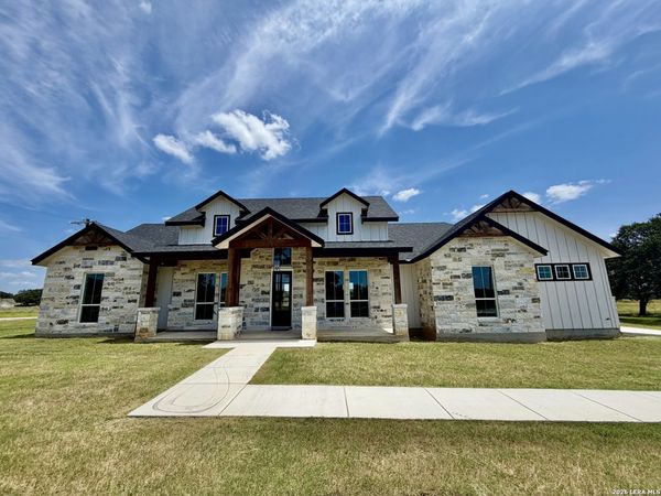 712 County Road 320, Floresville, TX 78114