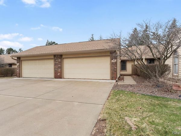 2880 Lakewood Drive, Trenton, MI 48183