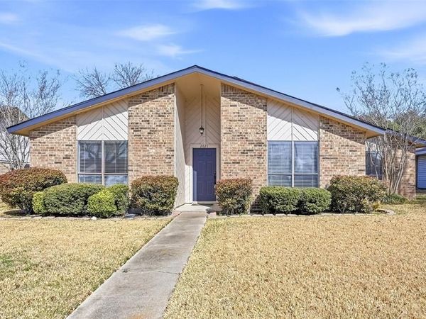2621 Summertree Drive, Carrollton, TX 75006