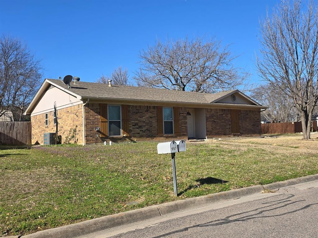 561 NW Douglas Street, Burleson, TX 76028 Main Photo