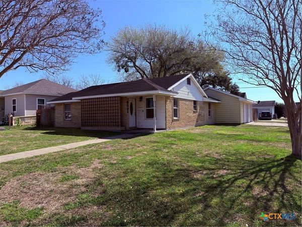 3001 E Mistletoe Avenue , Victoria, TX 77901