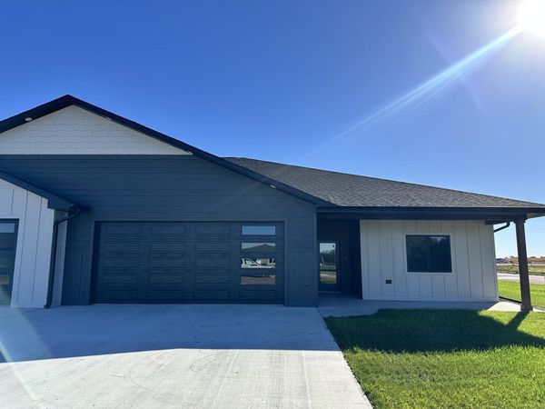2800 Cottonwood Cir, Mitchell, SD 57301
