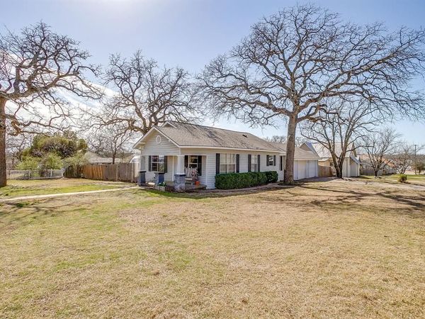 1215 N Elm Street , Weatherford, TX 76086