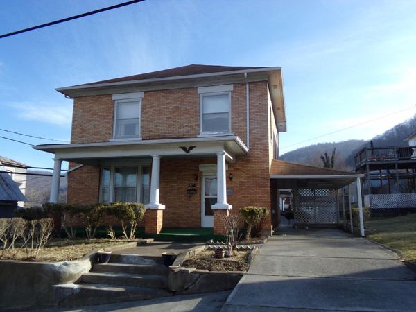 211 9th Ave, Hinton, WV 25951
