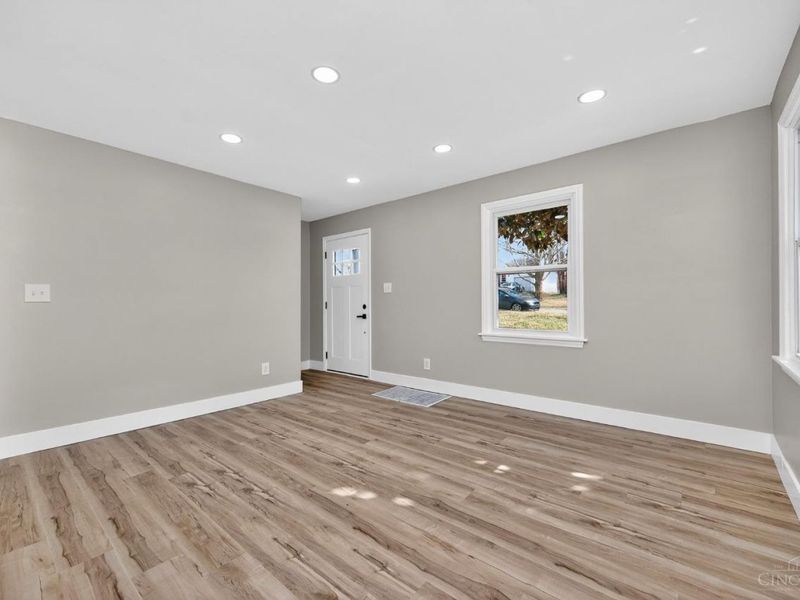 48 Damon Road, Greenhills, OH 45218 Photo 9