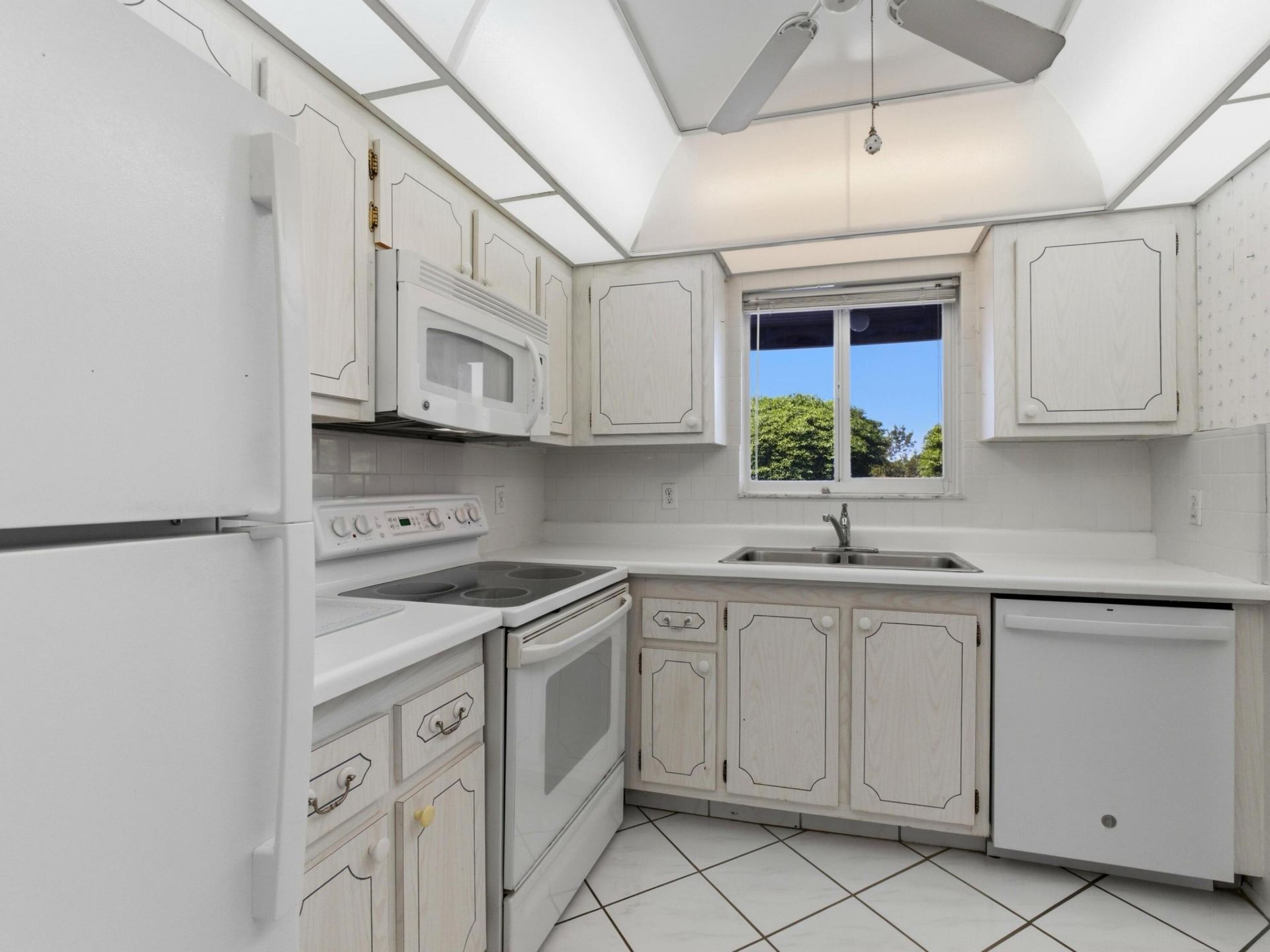 2580 Boundbrook Boulevard, Unit 202, Palm Springs, FL 33406 Photo