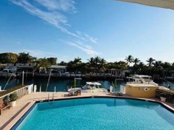 2000 NE 135th St, Unit 207, North Miami, FL 33181