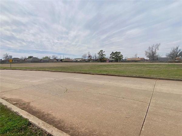 2411 W Country Club Road, Chickasha, OK 73018