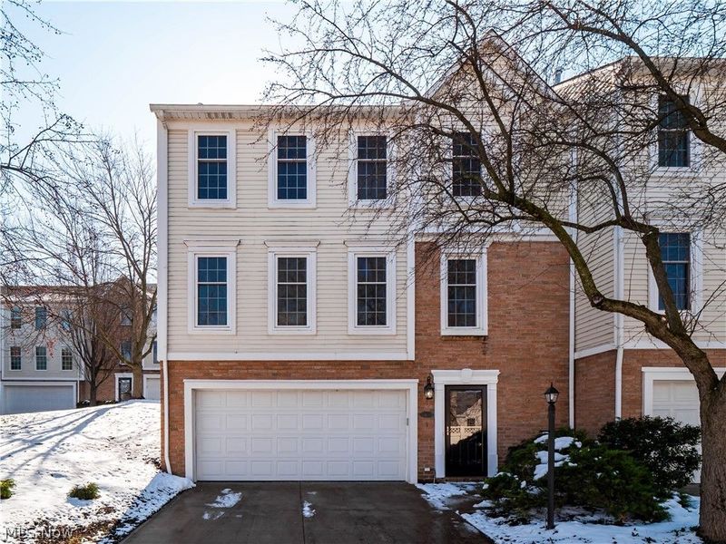 121 Cliffside Commons Drive, Rocky River, OH 44116 Photo 2