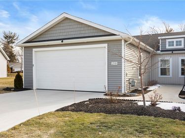 238 Silver Spring Circle, Elyria, OH 44035