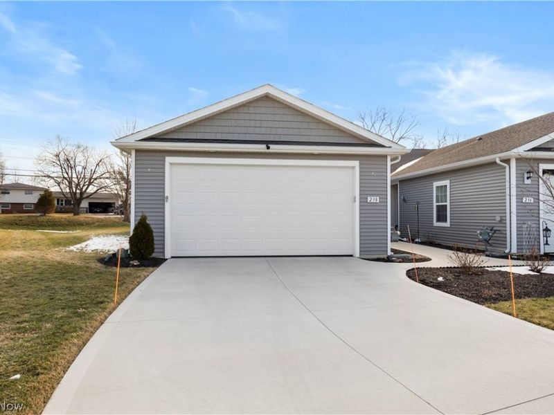 238 Silver Spring Circle, Elyria, OH 44035 Photo 2