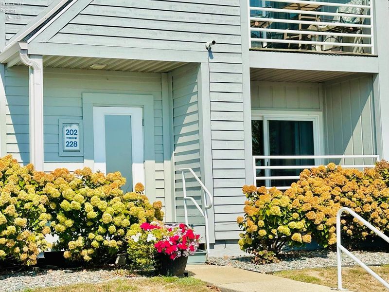 208 Clinton Reef Drive, Port Clinton, OH 43452 Photo 4