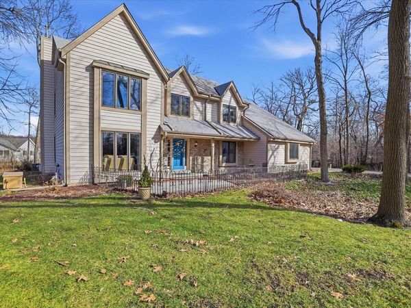 2100 S Cherrywood COURT, New Berlin, WI 53151