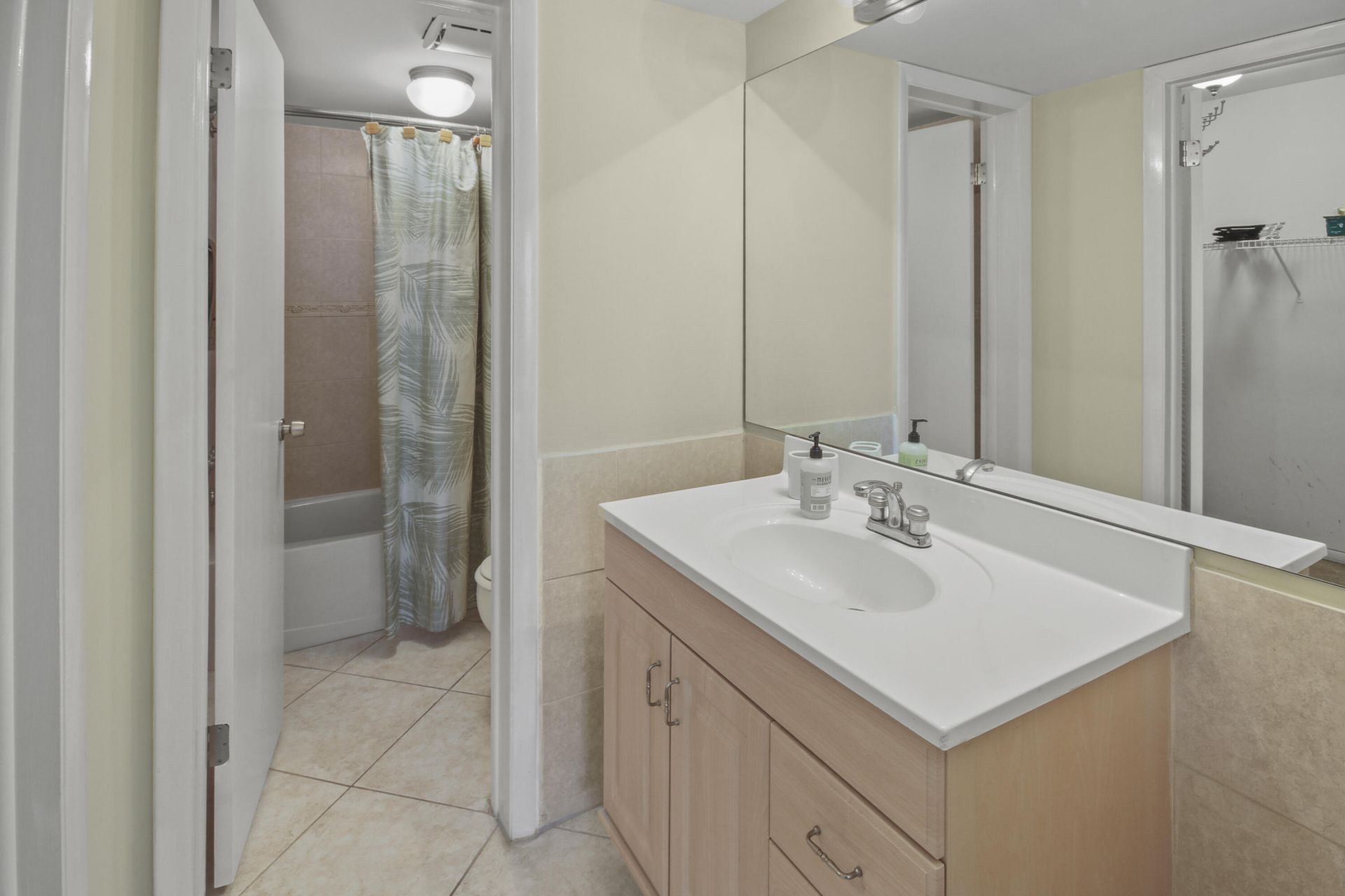 2936 Lake Shore Drive, Unit 310, Riviera Beach, FL 33404 Photo