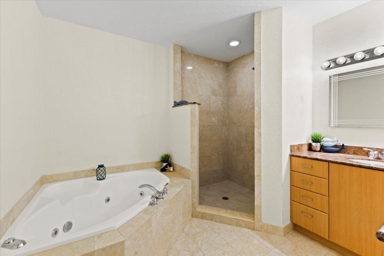 1620 Presidential Way, Unit 504, West Palm Beach, FL 33401 Photo