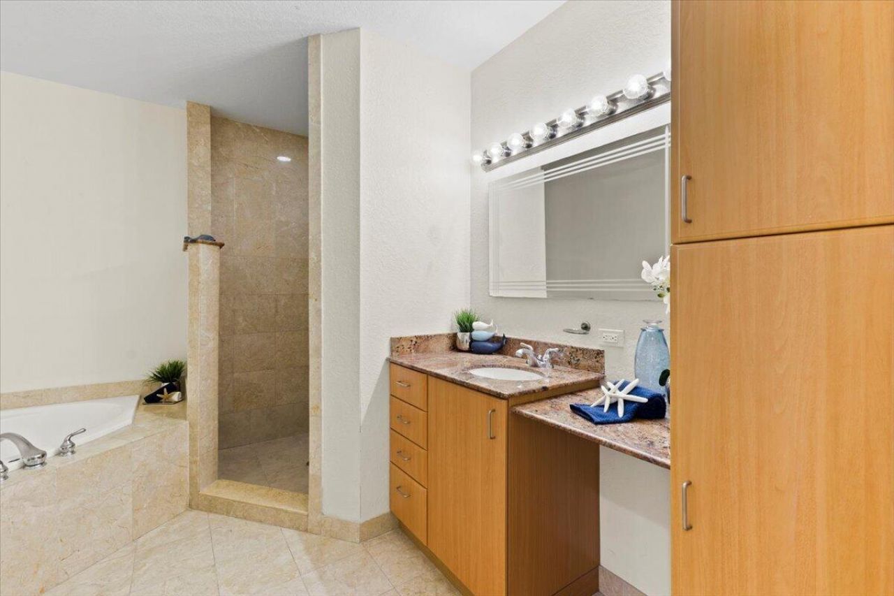 1620 Presidential Way, Unit 504, West Palm Beach, FL 33401 Photo