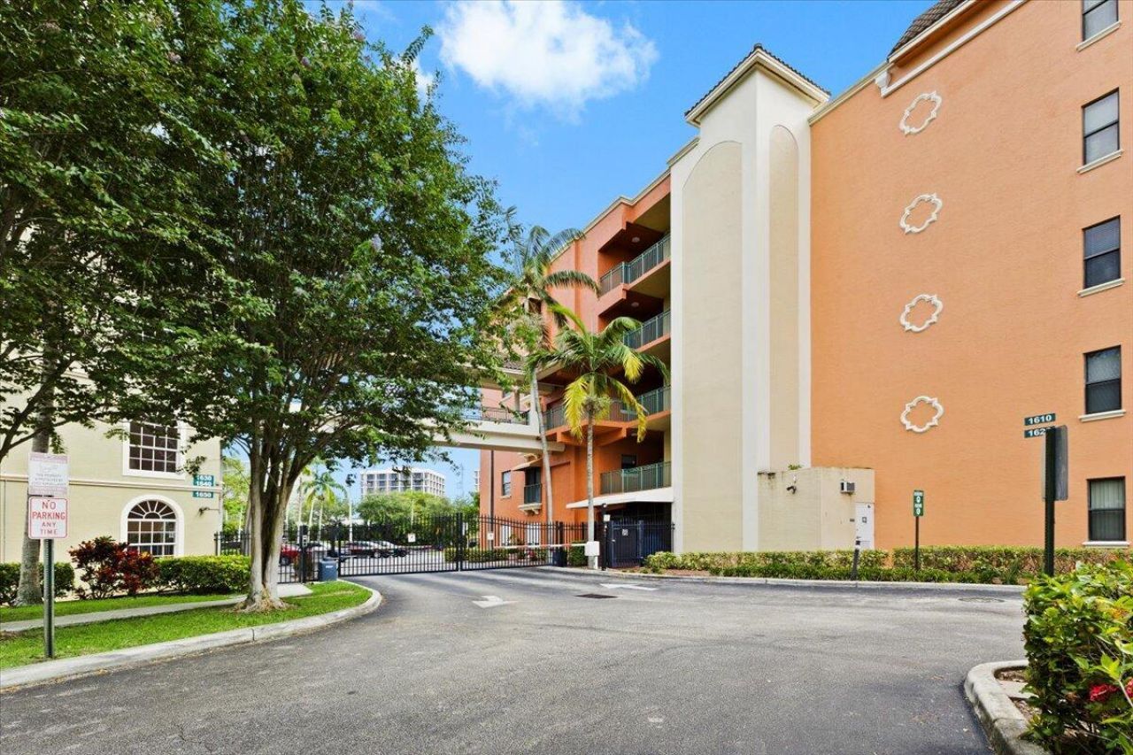 1620 Presidential Way, Unit 504, West Palm Beach, FL 33401 Photo