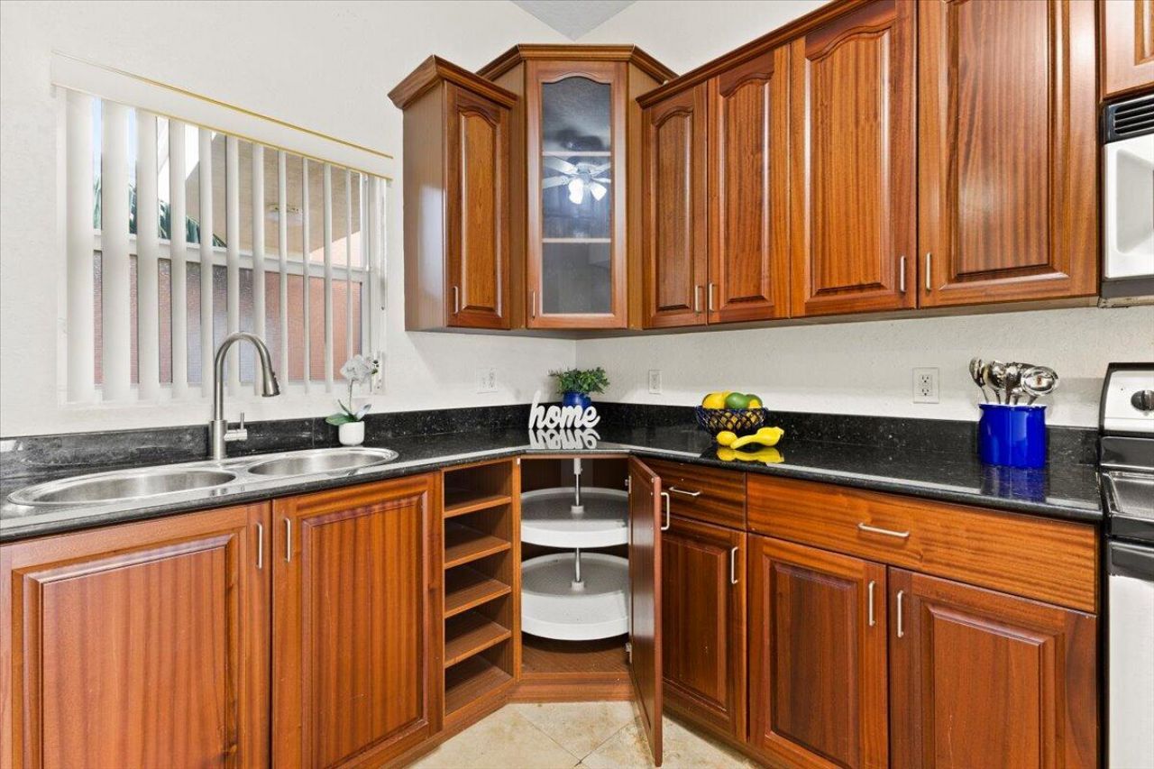 1620 Presidential Way, Unit 504, West Palm Beach, FL 33401 Photo