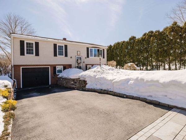 107 Spring Ln, Dartmouth, MA 02747