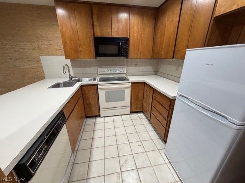 18238 Glencreek Lane, Strongsville, OH 44136 Photo 2