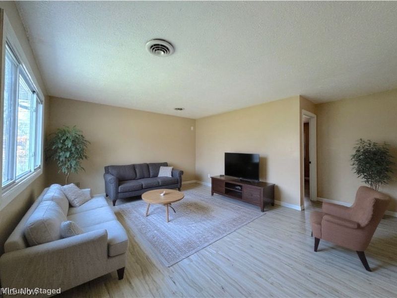 18066 Hillcrest Drive, Lake Milton, OH 44429 Photo 7