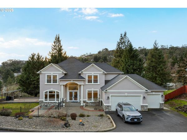 2744 NW DAYSHA DR, Roseburg, OR 97471
