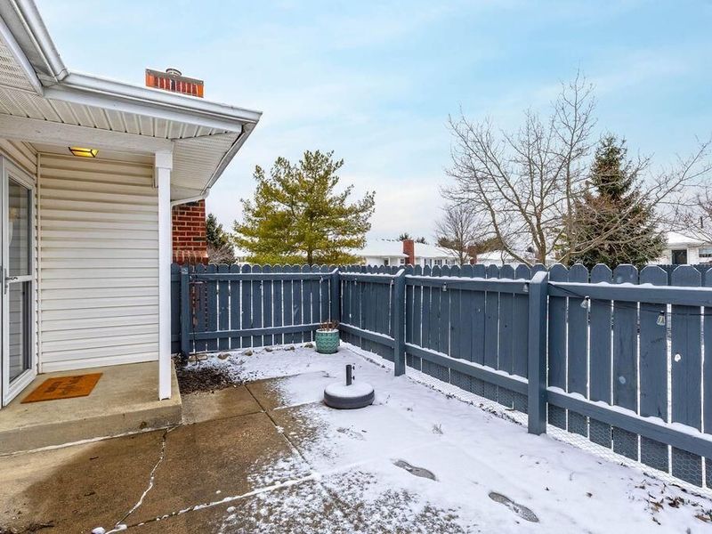 8378 Greyhawk Circle, Columbus, OH 43240 Photo 3