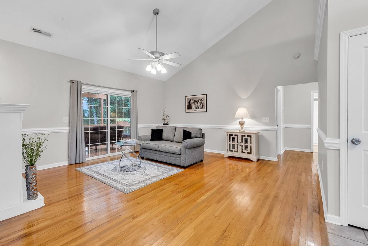 527 Alderly Ct. Photo 9