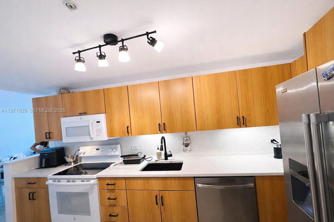 7501 E Treasure Dr, Unit 7L, North Bay Village, FL 33141 Photo