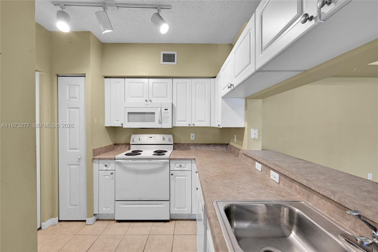 17150 N Bay Rd, Unit 2210, Sunny Isles Beach, FL 33160 Photo