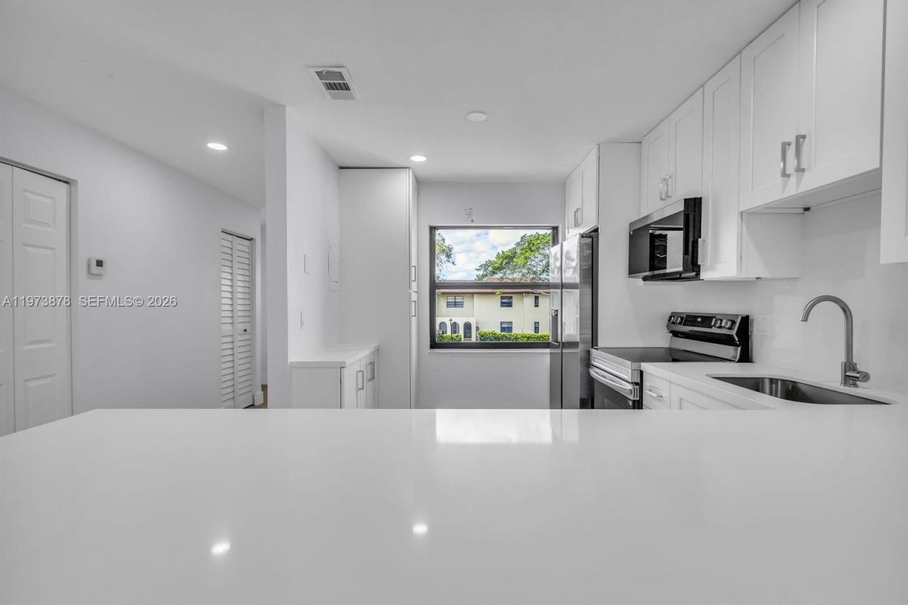 8535 Casa Del Lago , Unit F, Boca Raton, FL 33433 Photo