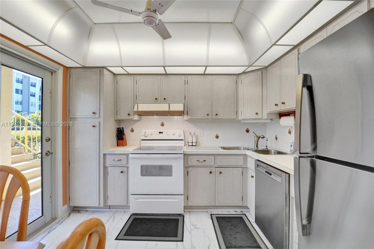851 NE 14th Ave, Unit 401, Hallandale Beach, FL 33009 Photo