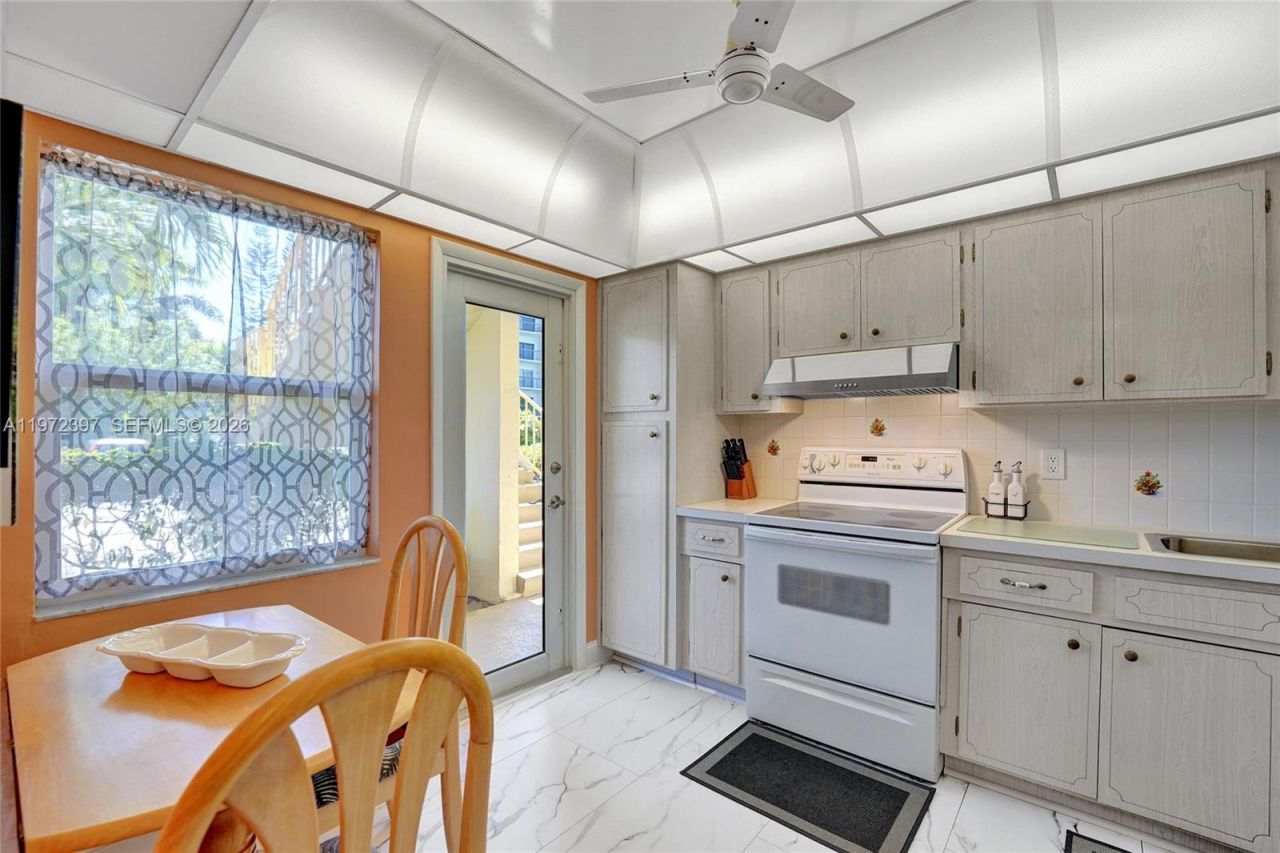 851 NE 14th Ave, Unit 401, Hallandale Beach, FL 33009 Photo
