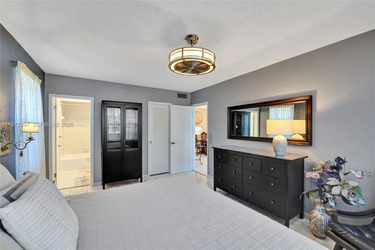 851 NE 14th Ave, Unit 401, Hallandale Beach, FL 33009 Photo