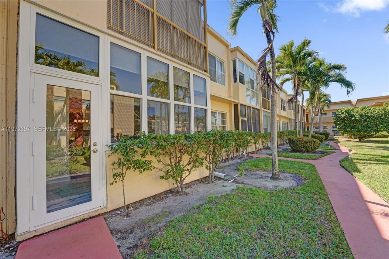 851 NE 14th Ave, Unit 401, Hallandale Beach, FL 33009 Photo